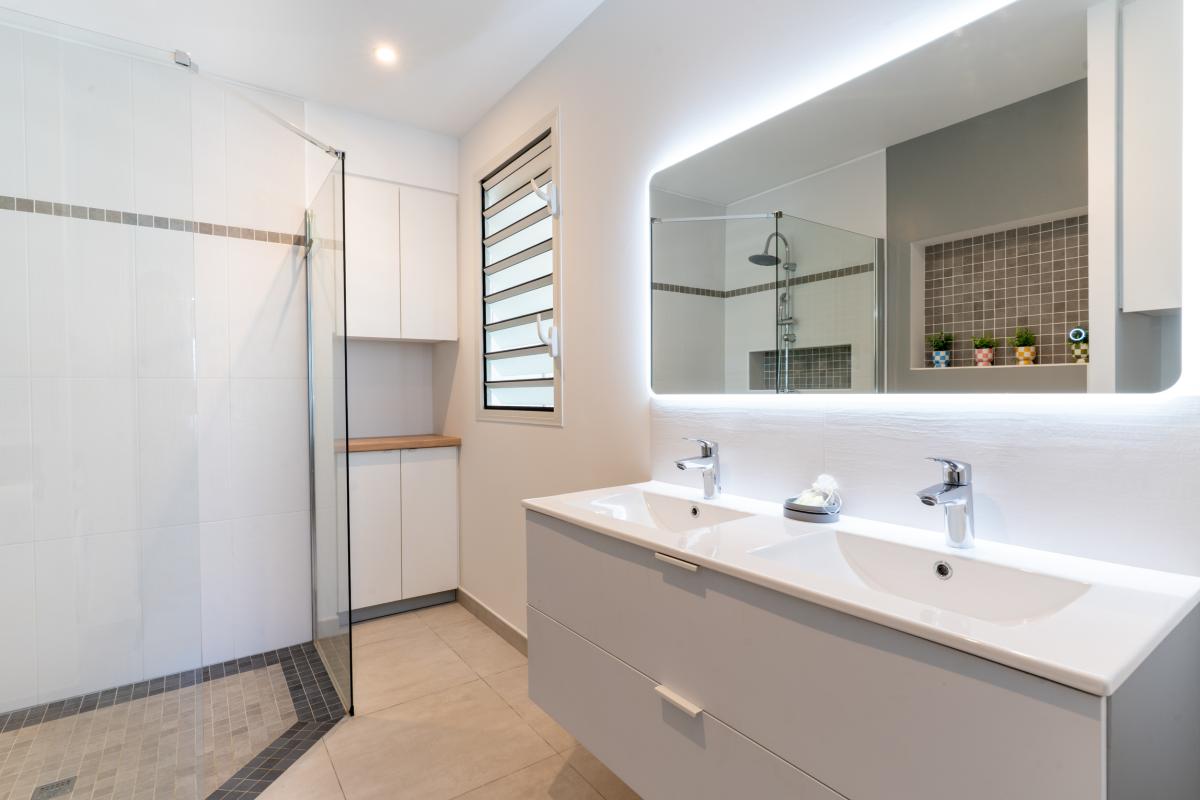 salle-d-eau-avec-douche-appartement-t2-diamant (1)